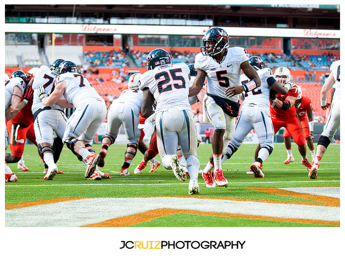 Virginia QB #5, David Watford, hands the ball off to #25, Kevin Parks