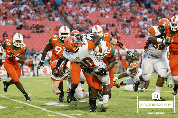 Denzel Perryman tackles Gerald Hearns