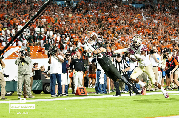 Miami Hurricanes WR #83, Braxton Berrios attempts to haul in a touchdown pass from QB #15, Brad Kaaya