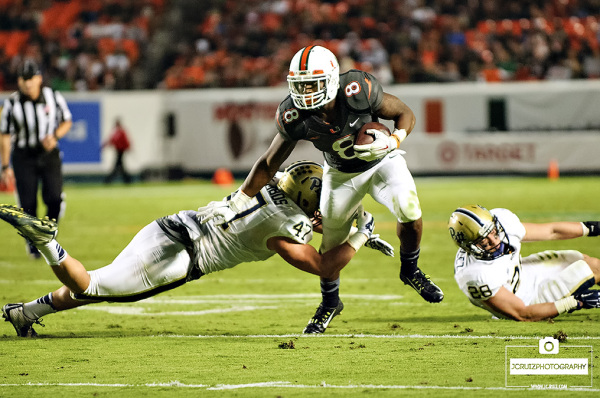 Duke Johnson shakes a tackle
