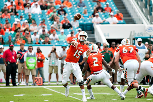 Brad Kaaya throws a pass