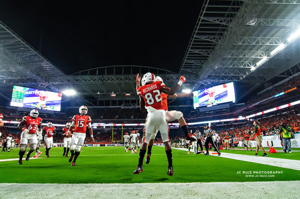 Miami Hurricanes offense celebrates Ahmmon Richards touchdown