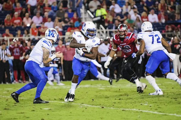 Darrell Henderson, Memphis RB, takes the handoff