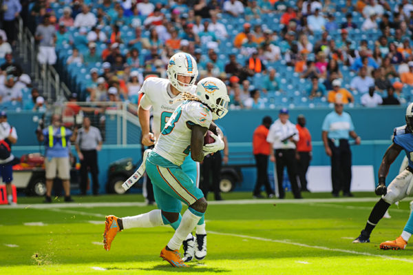 Jay Cutler hands the ball off to Jay Ajayi