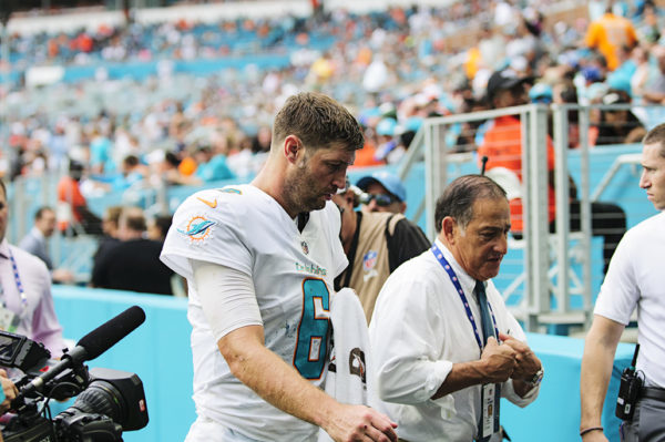 Jay Cutler heads to the lockerroom after getting injured