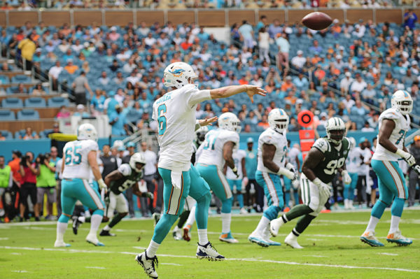 Jay Cutler throws the ball on the run