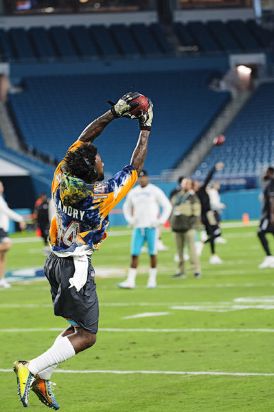 Jarvis Landry catches passes in warmups
