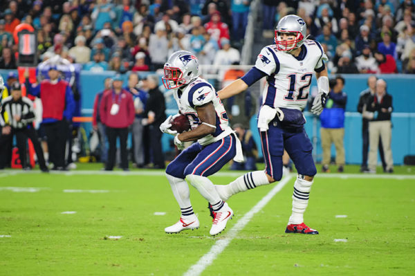 Tom Brady (12) hands off to Dion Lewis (33)