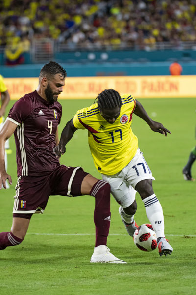 Yimmi Chara dribbles past Jhon Carlos Chancellor