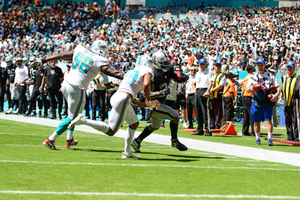 Oakland Raiders running back Marshawn Lynch (24)