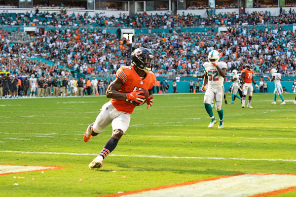 Chicago Bears wide receiver Anthony Miller (17) score a touchdown