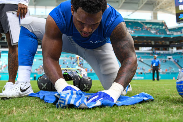 Detroit Lions defensive end Da'Shawn Hand (93) signs his jersey