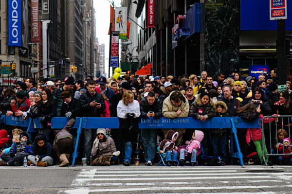 macys thanksgiving day parade crowd