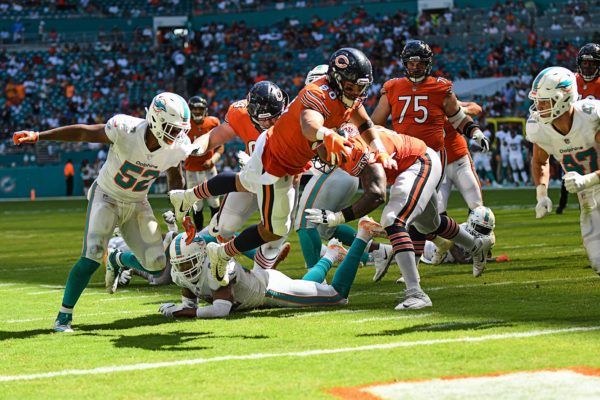 Chicago Bears tight end Trey Burton (80) extends for a touchdown