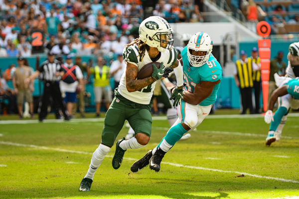New York Jets wide receiver Robby Anderson (11) takes the reverse