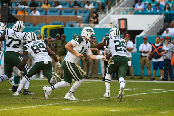 New York Jets quarterback Sam Darnold (14) hands off to New York Jets running back Elijah McGuire (25)