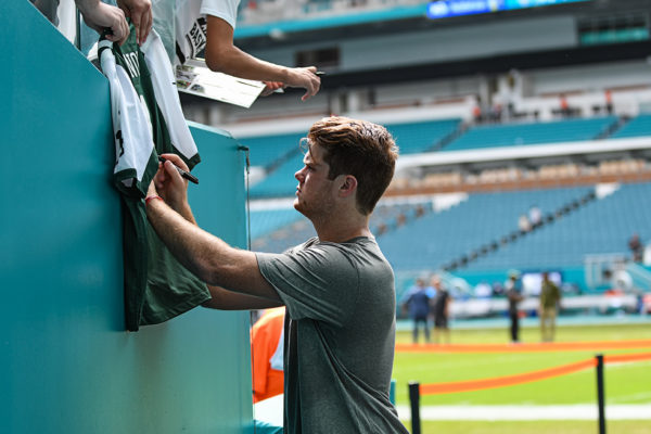 New York Jets quarterback Sam Darnold (14) signing autographs for fans