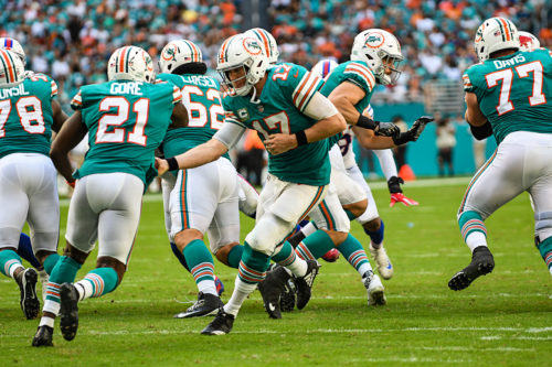 Miami Dolphins quarterback Ryan Tannehill (17) hands off to Miami Dolphins running back Frank Gore (21)