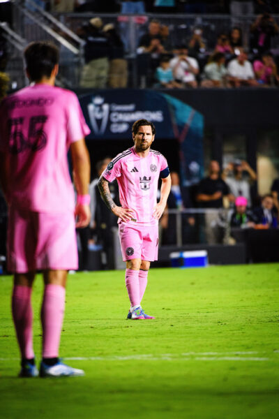photographing messi